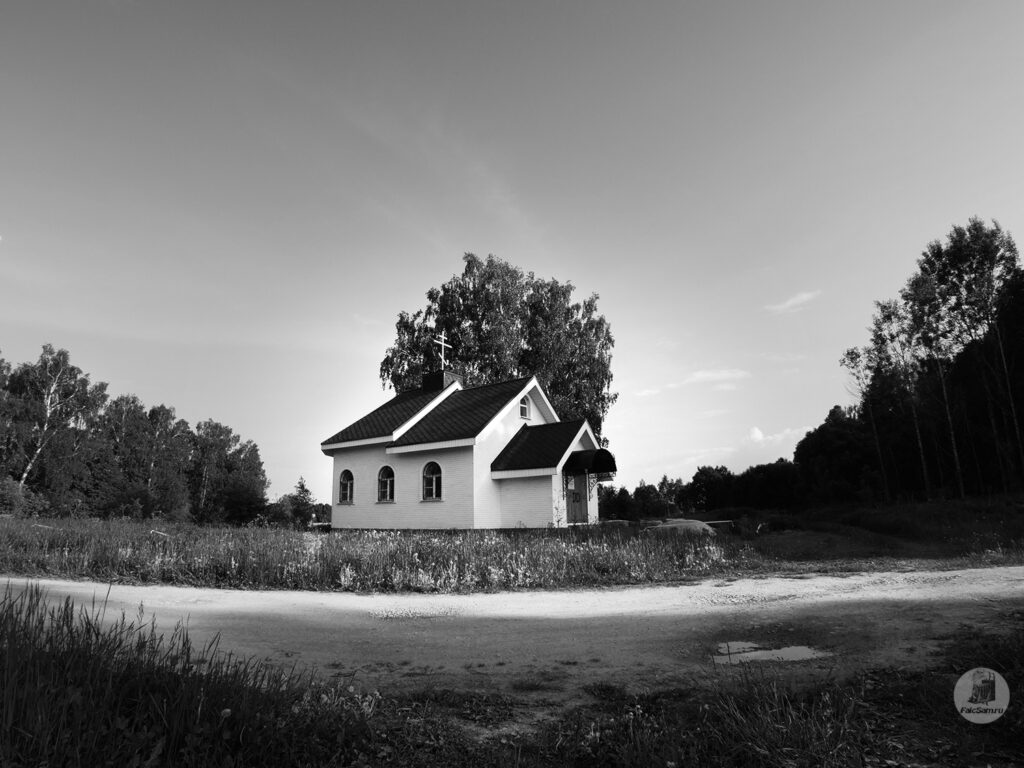 Сельский храм в ЧБ исполнении